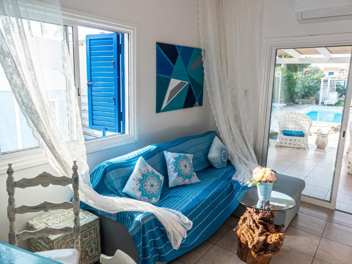 Greek Island Style 2 Bedroom Villa With Pool Next To The Sea 라르나카 외부 사진